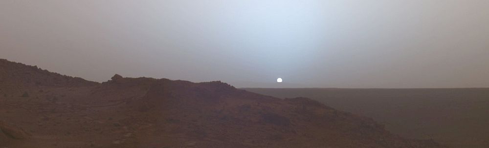 Заход Сонца на Марсе 19 мая 2005 года. Здымак марсахода «Спірыт», які быў у кратары Гусева.