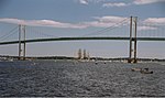 Newport-bron som binder samman Newport och Jamestown.