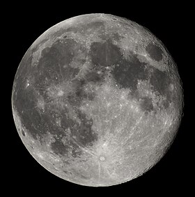 黑暗天空中剛過滿月（望）的月球。它是一幅混合光亮和黑暗的地區，不規則的斑點圖，和參差著不同大小的環形山，向外輻射的明亮噴出物包圍著的圓環。