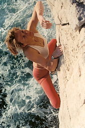 Isabelle Patissier faisant de l'escalade en solo intégral dans les Calanques
