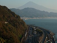 線路と列車に海と富士山をからめた画像