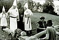 Ku Klux Klan-medlemmer forbereder et brennende kors under et møte i Ohio 1987