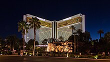 vue de la façade de l'hôtel The Mirage à Las Vegas (photo de nuit)