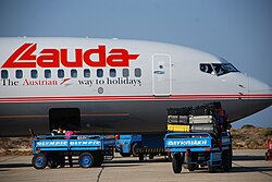 Boeing 737-800 společnosti Lauda Air na letišti na ostrově Karpathos