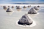 Salthögar på Salar de Uyuni i Bolivia, som är världens största saltöken.