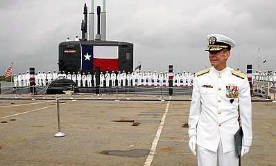 Віце-адмірал Чак Муннс очолює церемонію введення в експлуатацію атомного підводного човна «Техас». 9 вересня 2006