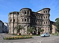 4. Veteránautó-találkozó az UNESCO világörökségi helyszínen: 1957-es gyártású Volkswagen Bogár exportmodell a Porta Nigra előtt (Trier) (javítás)/(csere)