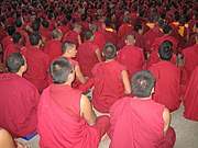 Esquerra: monestir de Sera a l'Índia. Dreta: La sessió de debat a Bylakuppe durant l'hivern, una pràctica heretada del Sera del Tibet