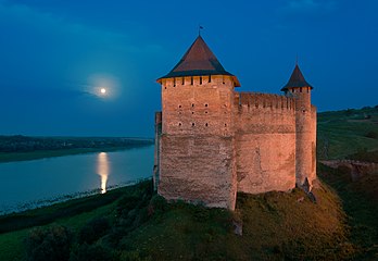 Fortaleza de Khotyn, um complexo de fortificação localizado na margem direita do rio Dniestre em Khotyn, região de Tchernivtsi, Ucrânia. (definição 3 753 × 2 583)