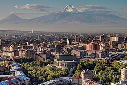 Jerevans centrala distrikt Kentron sett från strax öster om toppen av Kaskaden i sydsydostlig riktning, med Jerevans operahus i förgrunden och Ararat i Turkiet i bakgrunden