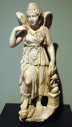 Némésis tenant la roue de la fortune. Statue en marbre du IIe siècle, Villa Getty.