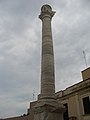 La colonna romana che segna la fine della Via Appia