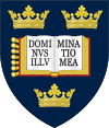 Perisai memaparkan jata; pada latar belakang biru gelap, buku yang terbuka memaparkan perkataan "Dominus Illuminatio Mea"; dua mahkota emas di atas, satu di bawah
