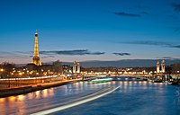 Ponte Alexandre III e ao fundo, a Torre Eiffel, local da Maratona Aquática e do Triatlo