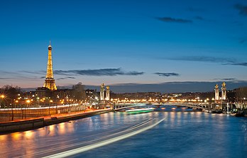 Vista noturna da Ponte Alexandre III sobre o rio Sena, Paris. Ao fundo a Torre Eiffel. (definição 4 288 × 2 748)