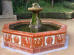 Fuente de cerámica, jardines de Laribal.