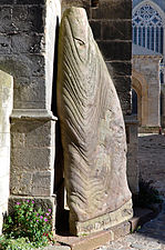 Menhir, dressé contre la cathédrale, dit Pierre Saint-Julien - Le Mans, Sarthe