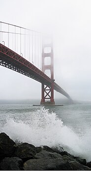 Le pont du Golden Gate vu depuis Fort Point, un jour de brouillard. (définition réelle 1 606 × 3 024*)