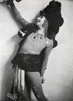 Som Oberon i En midsommarnattsdröm på Dramaten. Rollfoto i Scenen 1927.