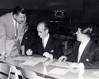 Von Braun (és dr. Ernst Stuhlinger) aláírja az amerikai állampolgársági dokumentumokat 1955. április 15-én