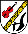 Gemeinde Bubenreuth Schräg links geteilt durch einen mit goldenen Eichenranken belegten schwarzen Balken; oben in Silber eine rote Geige mit schwarzem Griffbrett und schwarzem Saitenhalter, unten in Silber ein schwarzer Pflug.