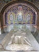 سنگ قبر مرمرین ناصرالدین‌شاه، که پس از پیروزی انقلاب ۱۳۵۷ از روی آرامگاه وی در حرم شاه عبدالعظیم به خلوت کریمخانی کاخ گلستان منتقل شد.