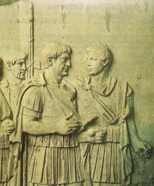 Trajanus i samtal med en av sina generaler (kanske Lucius Licinius Sura). Relief på kolonnen.