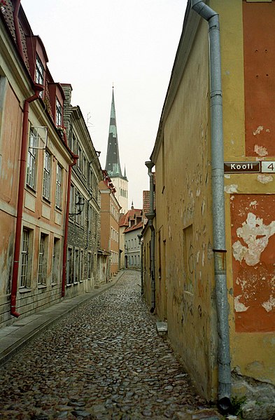File:Drains-Tallinn-old-town.jpg
