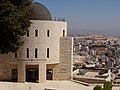 Mandelov inštitút judaistiky v campuse univerzity na vrchu Skopus. V pozadí arabské štvrte východného Jeruzalema.