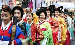 Korėjietės tradiciniais rūbais