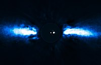がか座ベータ星の周りの塵の円盤と惑星（中心近くの点）