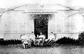 Urang Balando duduak di muko rumah residen Padang Panjang taun 1900]]