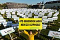 Greenpeace ha chiesto alle comunità austriache cosa ne pensano dell'uso del glifosato in agricoltura. 472 comuni si rifiutano di utilizzarlo. La manifestazione si è svolta il 2 ottobre 2017 davanti al parlamento provvisorio austriaco in Heldenplatz. I 472 cartelli allestiti rappresentano le singole comunità.