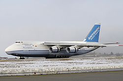 Az ukrán Antonov tervezőiroda egyik An–124–100-asa leszállás után a Spangdahlem repülőtéren