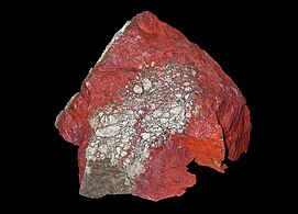 ماده معدنی سولفور سیماب، که از سنگ معدنی دارای فلز جیوه است، منبع رنگِ قرمز است. در زمان روم، بیشتر سولفور سیماب از معادن در آلمدین در اسپانیا آمده بود، جایی که معدنچیان معمولاً از اسرا و بردگان بودند. جیوه بسیار سمی است و کار در معادن اغلب حکم اعدام برای معدنچیان بود.