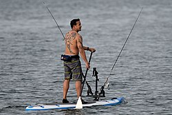 Een visser op een SUP-board