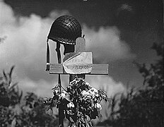 Grav og minnesmerke for amerikansk soldat, anlagt av franske sivile, 17. juni 1944