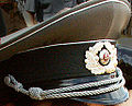 ドイツ民主共和国国家人民軍地上軍の将校制帽。バンド部分に柏葉に囲まれた東ドイツの国章