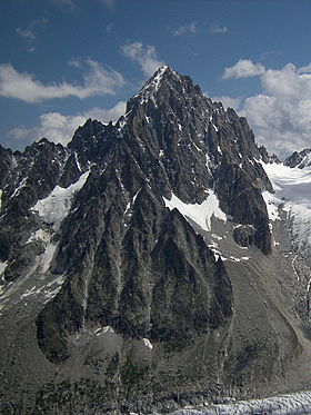 Vue du versant sud-ouest de l'aiguille du Chardonnet dominant le glacier d'Argentière