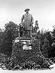 Bismarckdenkmal in Berlin-Grunewald, 1897. Aufnahme um 1900 mit dem im Zweiten Weltkrieg eingeschmolzenen Original, das 1996 durch eine Nachschöpfung von Harald Haacke ersetzt wurde.