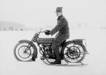 Motocicleta da marca suíça Motosacoche, com esquis montados nas laterais. 1914–1918. (definição 7 300 × 5 233)