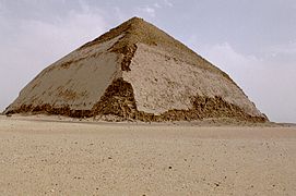 La pyramide rhomboïdale de Snéfrou à Dahchour.
