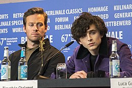 Hai diễn viên chính Hammer và Chalamet trong buổi họp báo cho Call Me by Your Name tại Liên hoan phim quốc tế Berlin 2017