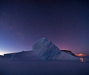 Iceberg preso pelo gelo marinho na baía de North Star, Wolstenholme Fjord, Groenlândia. (definição 3 747 × 3 178)