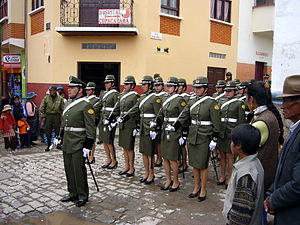 Policiais em parada militar na Bolívia.