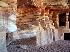 Cavidades en una pared de arenisca estratificada.Tumbas cavadas en arenisca en Petra, Jordania.