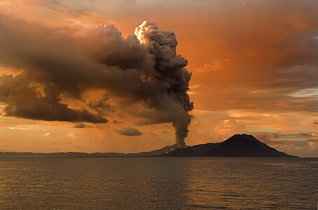 Papua Yeni Gine'nin Yeni Britanya Adasında bulunan ve Doğu Yeni Britanya eyaletinin idarî merkezi olan Rabaul'da Tavurvur Yanardağı. (Üreten: Taro Taylor)