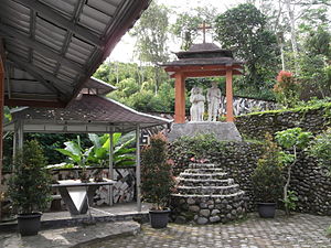 Altar dan patung Keluarga Kudus di Taman Doa.