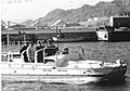 מפקד חיל הים שלמה אראל בבדיקת ישימות כלי שיט אמפיבי של נאות הככר בנמל אילת, 14 בינואר 1966