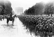 Däitsch Zaldote marschéieren 1940 zu Paräis an